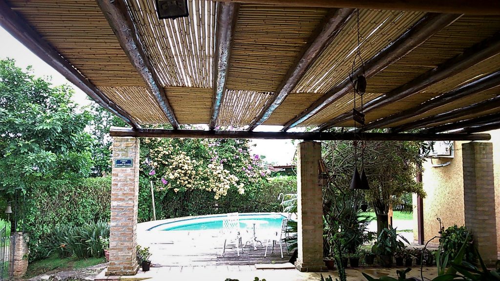 Pérgolas e coberturas de bambu