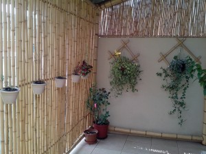 jardim vertical feito em treliças de bambu