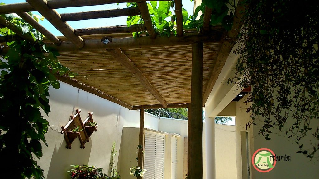 Pérgolas e coberturas de bambu