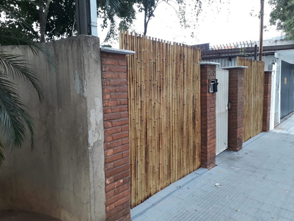 Cerca de bambu com formato de castelinho,saiba mais... 8 cerca de bambu para casa e jardim