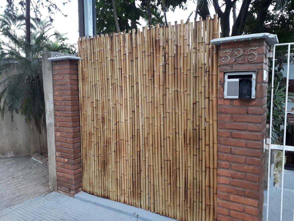 Cerca de bambu com formato de castelinho,saiba mais... 7 Cerca de bambu tratado