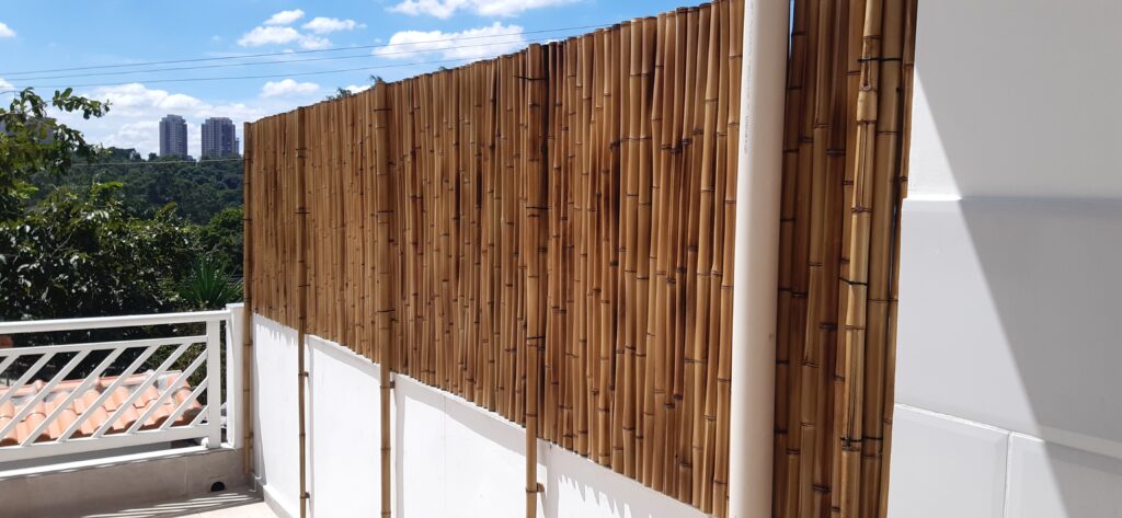 Cerca de bambu para jardim em São Paulo 1 Cerca de bambu tratada escura e reta