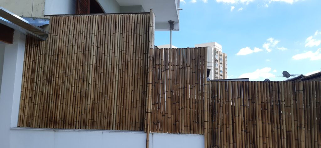 Painel de bambu para cobrir pérgola e decorar 4 Cerca de bambu tratada escura e reta