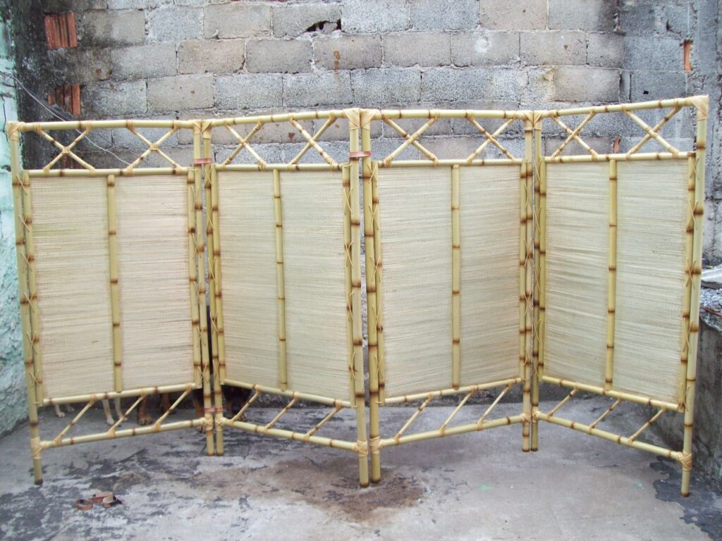 Biombos de bambu coberto com palha 2 Biombos de bambu cobertos com palha