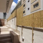 Utilizando o bambu para privacidade: painéis, barreiras e decoração 17 painel de bambu tratado