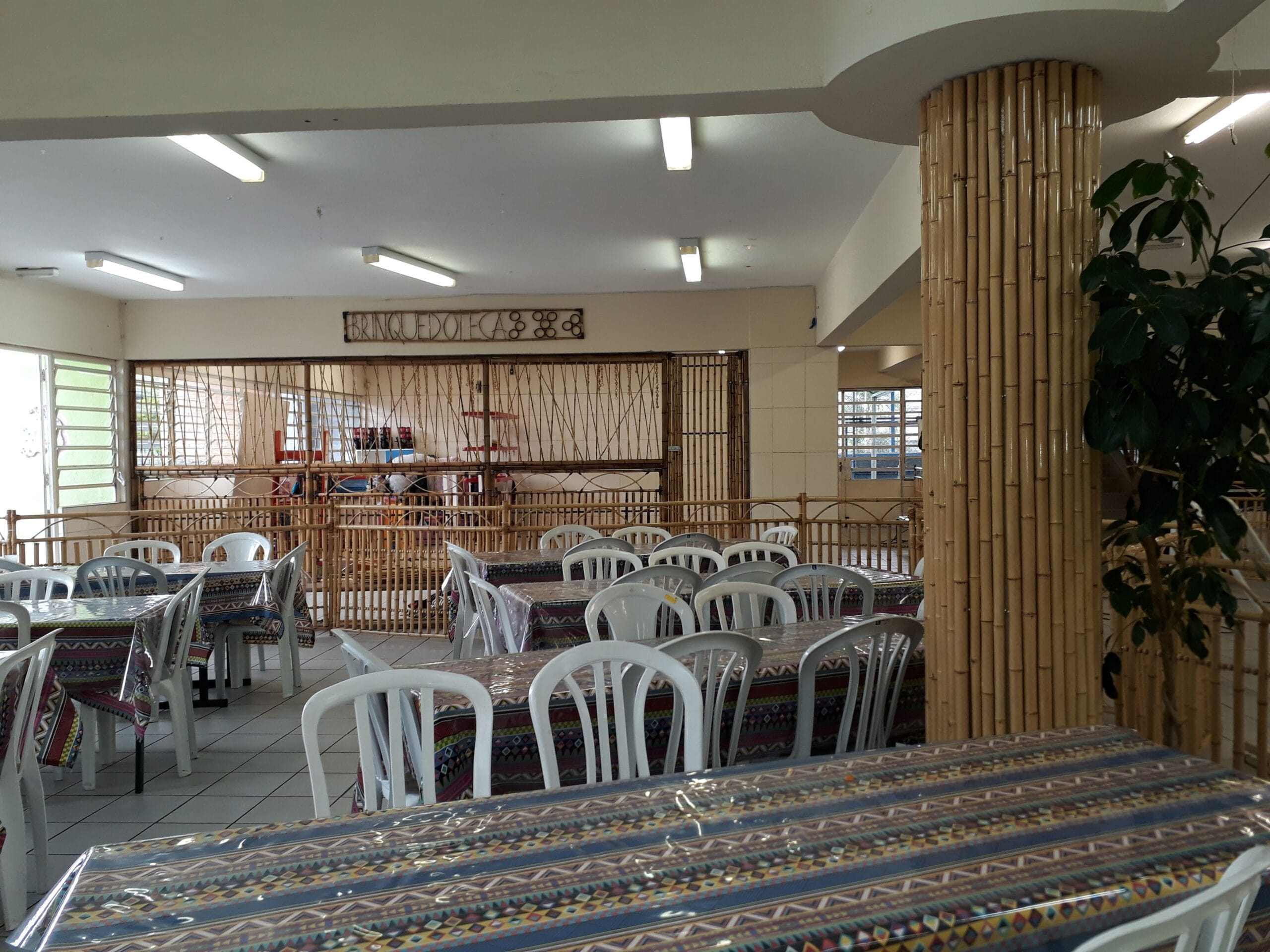 e ideias de painéis de bambu na decoração