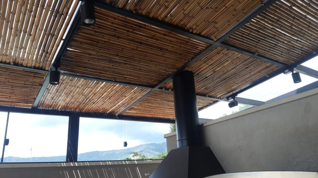 Isolamento térmico para pergolados de policarbonato e vidro: A solução definitiva com bambu 1 Isolamento térmico para pergolados de policarbonato e vidro